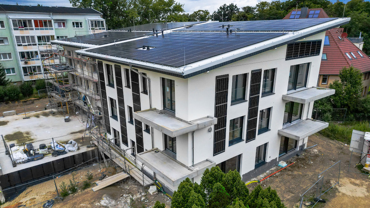 Kabel statt Rohre: Das Gebäude wird solar-elektrisch versorgt.