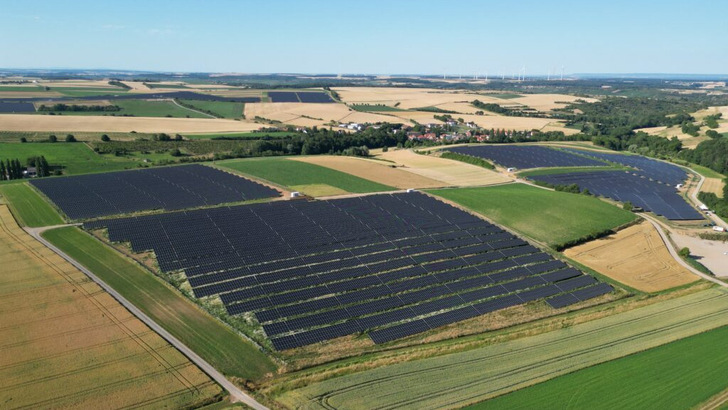 Die neue Anlage in Darstadt hat eine Leistung von 70 Megawatt und ist in Zukunft ein Rückzugsgebiet für Tiere und Pflanzen.