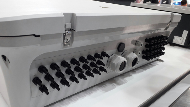 Viele Anschlüsse: Damit die Handwerker die Anlage perfekt mit dem Wechselrichter verkabeln können, trainieren sie in Oberschleißheim die Installation und Inbetriebnahme der Geräte.