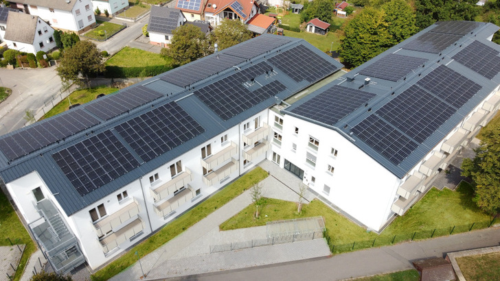 Mit dem Solarstrom vom Dach können die Mieter des Seniorenheims ihre Energiekosten erheblich senken.