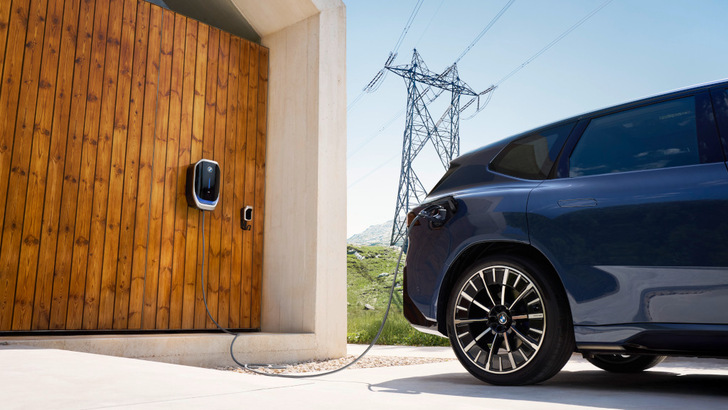 BMW und Eon launchen das erste kommerzielle V2G-Angebot für Privatkunden in Deutschland.