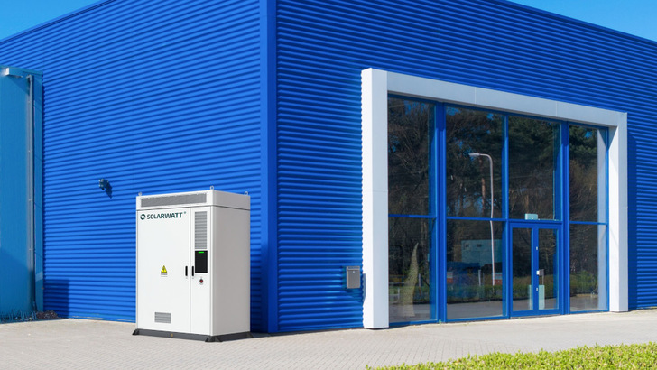 Solarwatt bietet nun auch Speicher für gewerbliche und industrielle Anwendungen.
