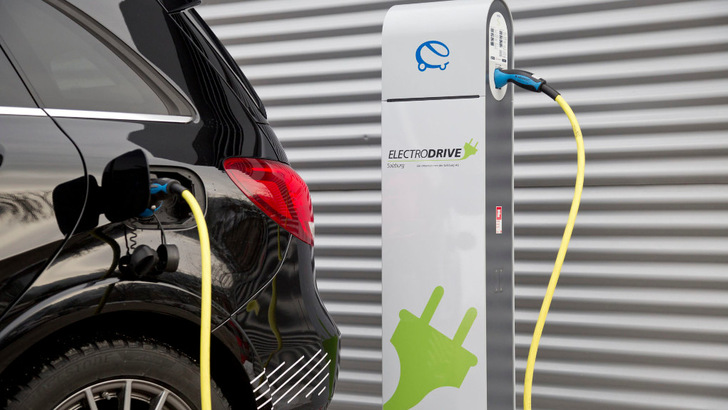 Die Akkus von Elektroautos sollen in Zukunft energiewirtschaftlich wie stationäre Speicher behandelt werden.