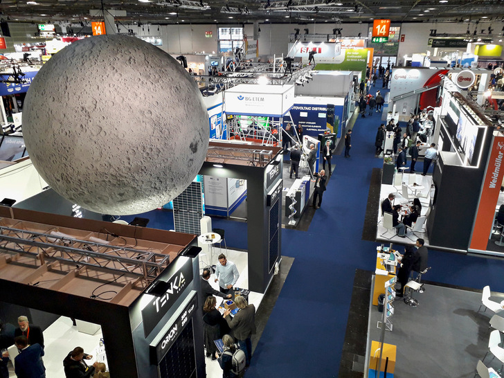 Mehr als 300 Aussteller haben sich zur diesjährigen Solar Solutions in Düsseldorf angekündigt.