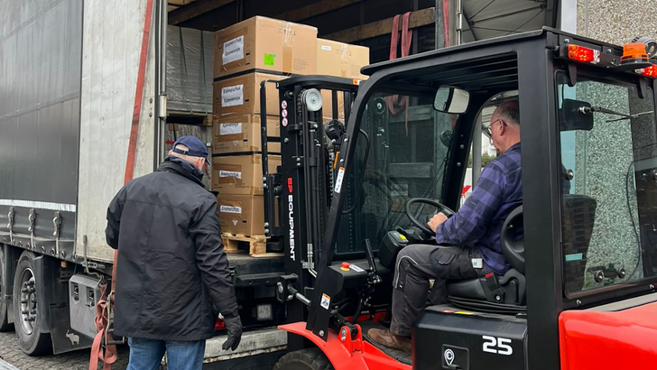 Der jüngste Transport wird in Paderborn kommissioniert - für die Reise gen Osten.