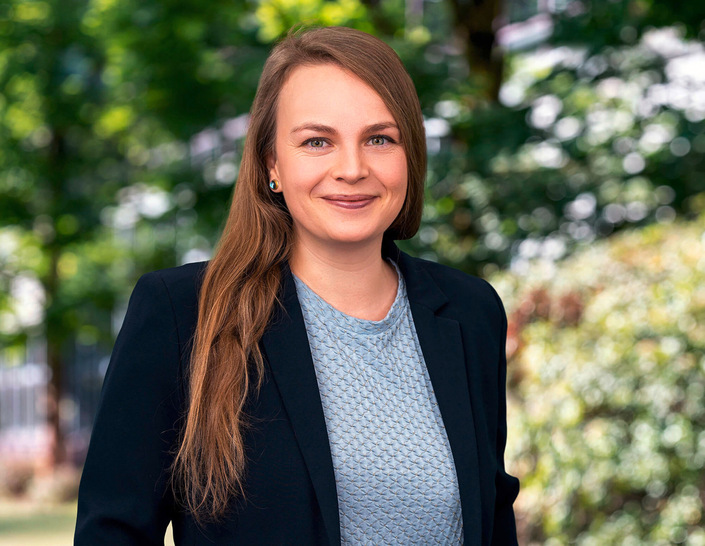 Dr. Kat﻿hrin Dengler-­Roscher ist seit 2023 bei der Solar-Planit Software GmbH tätig. Seit 2025 gehört sie zur ­Geschäftsführung. Zuvor war sie in verschiedenen Unternehmen als Product-Ownerin und ­Data-­Scientistin beschäftigt. Ihre akademische Laufbahn führte sie vom Studium der Wirtschaftswissenschaften und Philosophie bis zur Promotion in Verhaltensökonomik. In ihrer ­Arbeit stellt sie die Perspektive der Nutzerinnen und Nutzer in den Mittelpunkt und fokussiert sich auf den konkreten Mehrwert, den digitale Lösungen im Arbeitsalltag schaffen.