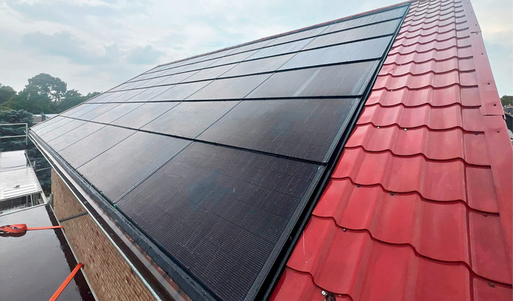 Die Integration der Module in die Dachhaut stimmt die Denkmalschutzämter in der Regel milde. Oft wird aber auch die farbliche Anpassung der Module an die Dachumgebung verlangt.