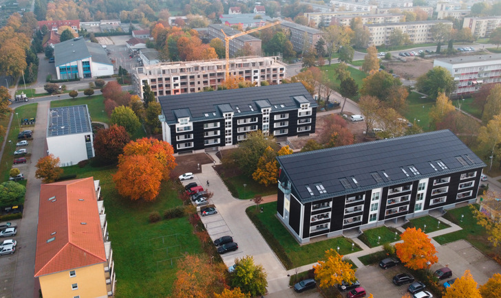 Solarelektrisch sanierte Plattenbauten der früheren DDR in Aschersleben in Sachsen-Anhalt.