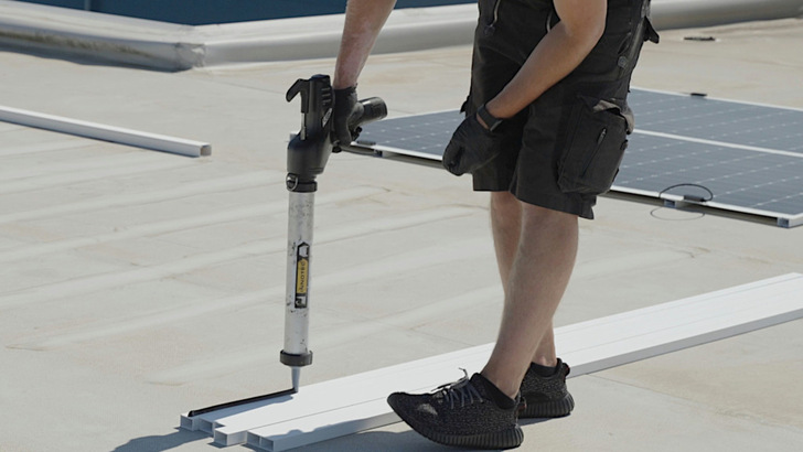 Die Leichtbaumodule werden zunächst an PVC-Rohre geklebt und danach auf die gleiche Weise an der Dachhaut befestigt.