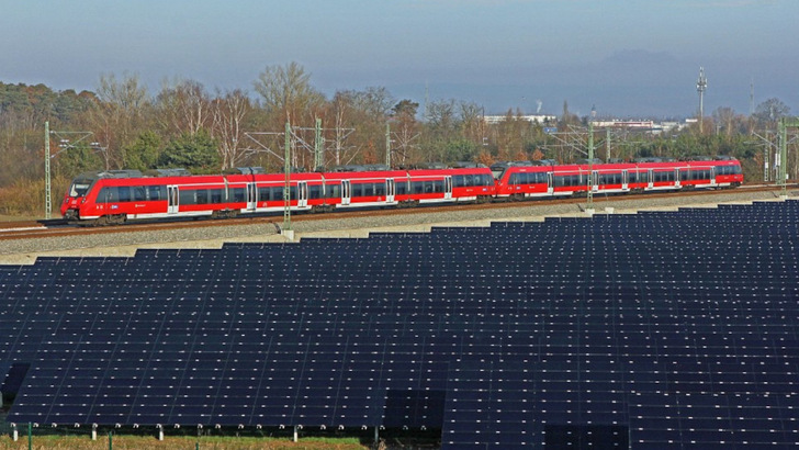 Es gibt ein großes Flächenpotenzial für Solaranlagen entlang der Bahnstrecken. - © Deutsche Bahn, Claus Weber Es gibt ein großes Flächenpotenzial für Solaranlagen entlang der Bahnstrecken.