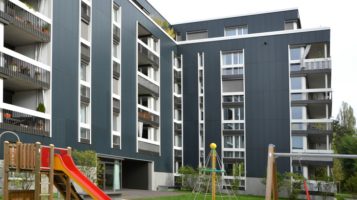 Vorbildlich: Für eine solche Solarfassade bedarf es in Zukunft in der Schweiz keiner Genehmigung mehr.