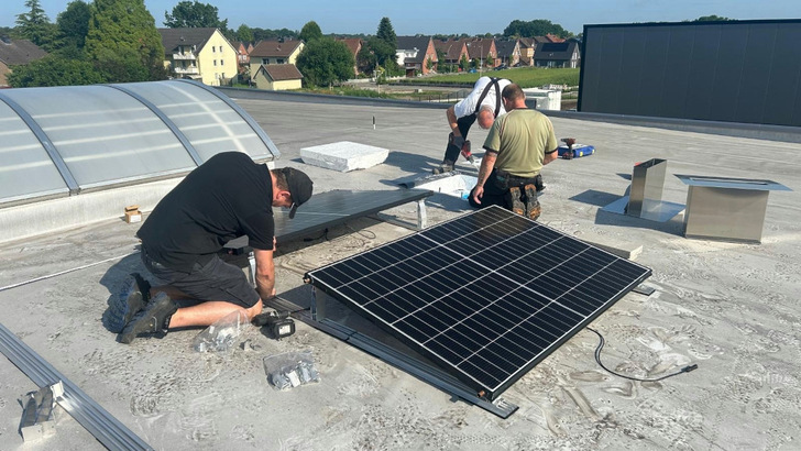 Die Hybridkollektoren auf dem Dach sind das Herzstück des gesamten Energiekonzepts auf dem Dach von Mussenbrock Gebäudetechnik. - © Mussenbrock Die Hybridkollektoren auf dem Dach sind das Herzstück des gesamten Energiekonzepts auf dem Dach von Mussenbrock Gebäudetechnik.