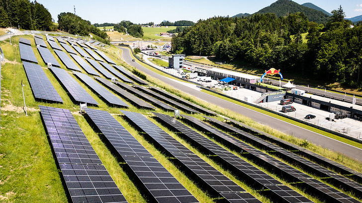 Die neue Solaranlage steht direkt neben der Rennstrecke.