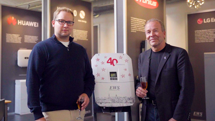 Jan Paul Dahm und Kai Lippert feiern mit den Partnern von EWS.