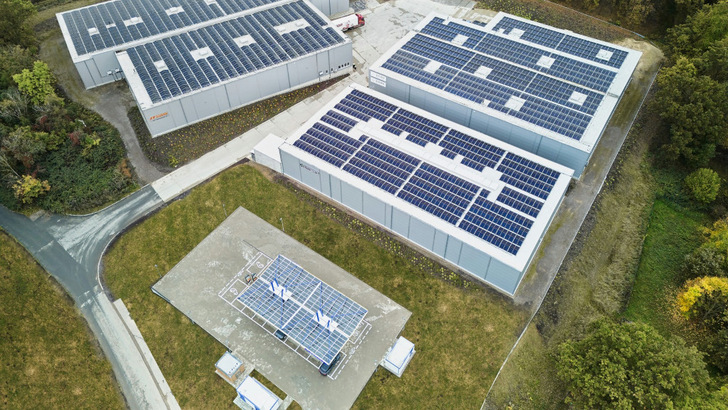 Der Ladepark Wilsdruff-Klipphausen (unten) wird von Solardächern versorgt.