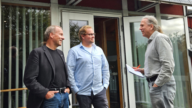 Kai Lippert, Jan Paul Dahm und Heiko Schwarzburger im Gespräch in Handewitt.