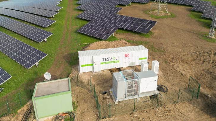 Dieser Solarpark von IBC Solar in der Eifel wurde mit leistungsstarkem Batteriespeicher kombiniert.