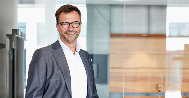 Thomas Schoy 
 ist diplomierter Kaufmann und geschäfts­führender Gesellschafter der Unter­nehmens­gruppe Privates Institut in München. Nach ­seiner T­ätigkeit für Banken, Versicherungen und in der Finanzberatung war er einer der ­ersten Investment­berater, die sich auf erneuerbare Energien konzentrierten. Dabei setzte er beispielsweise Beteiligungsmodelle für Windparks um. Daneben vermittelt er sein ­betriebswirtschaftliches Know-how als Privat­dozent in verschiedenen Instituten.