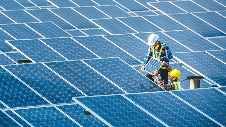 TÜV Rheinland bietet akkreditierte Blendgutachten für Solaranlagen an Verkehrswegen.