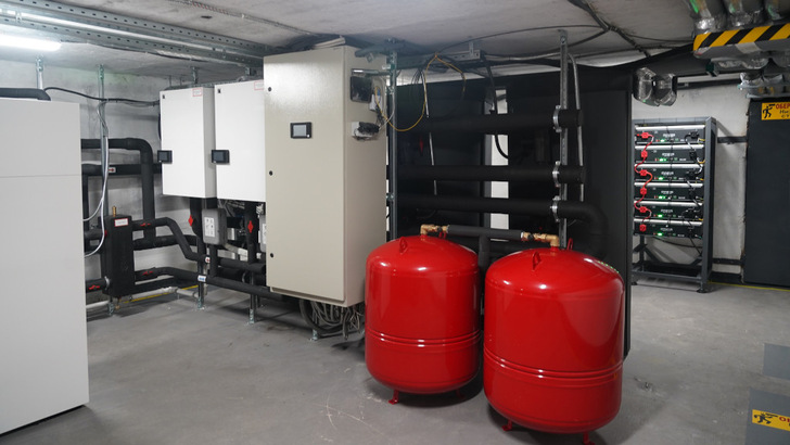 Wärmepumpen und Sonnenstrom versorgen rund 60 Wohnungen im Gebäudekomplex.