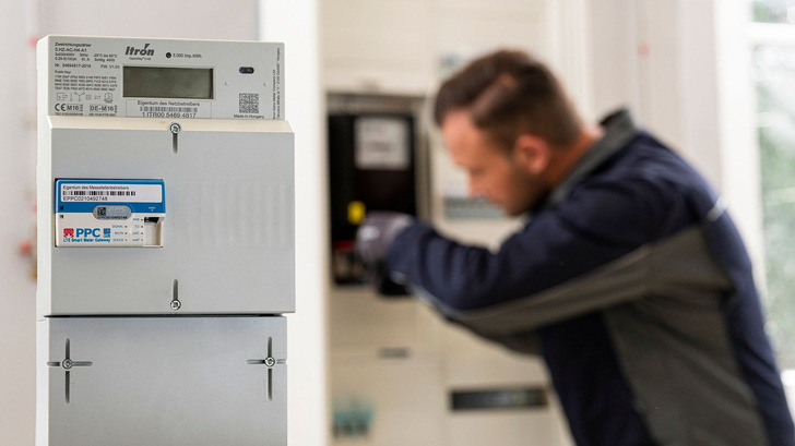 Ein Software-Update kann schon verbaute Smart Meter Gateways im Feld aufrüsten.