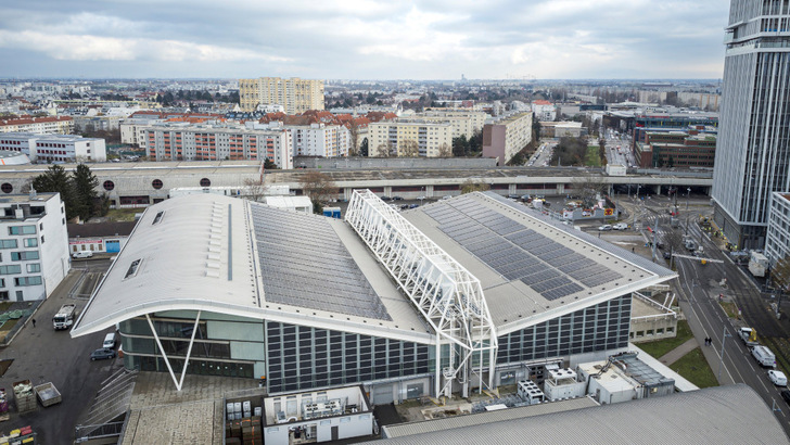 Die Solarfassade der Steffl Arena in Wien liefert nicht nur Strom, sondern schützt auch das Eis vor der Nachmittagssonne.