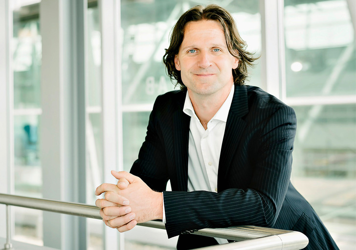 Prof. Dipl.﻿-Ing. Timo Leukefeld
 ist Pionier und Experte der Energiewende und der Solarbranche. An der Technischen Universität Berg­akademie Freiberg und an der Berufsakademie in Glauchau lehrt er zum Thema vernetzte energie­autarke Gebäude. Er berät Politik, Wirtschaft, ­Banken, ­Bausparkassen, Kommunen und Bauherren in Fragen der Zukunftsgestaltung mit Blick auf Energie und ­Ressourcen.