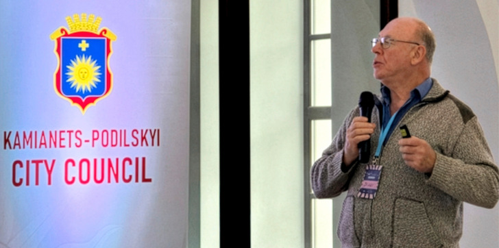 Willi Ernst bei seinem Vortrag in Kamianets-Podilskyi im Westen der Ukraine.