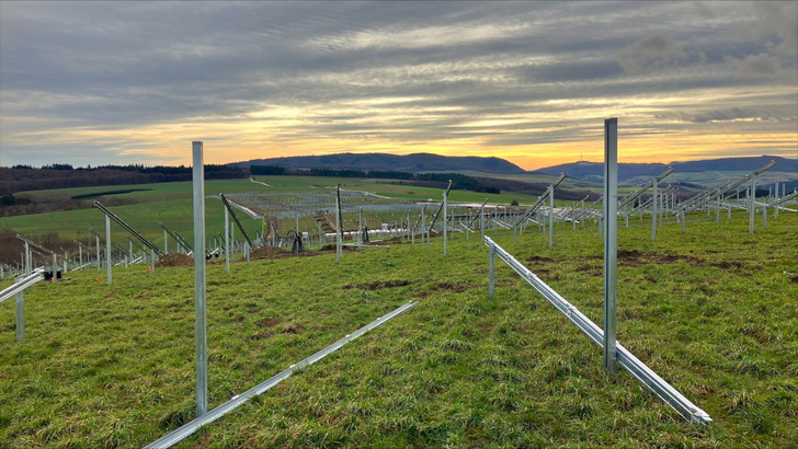 Derzeit bauen die Monteure in Lohnweiler die Unterkonstruktion für den neuen Solarpark auf.