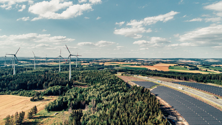 Ein Hybridkraftwerk aus Photovoltaik und Windkraft von Baywa r.e.