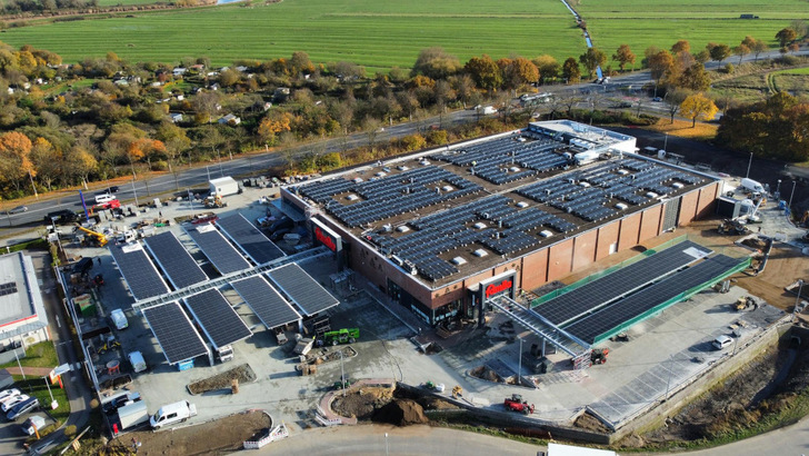 Solardach und Carports des Famila-Markts am Delftor in Itzehoe.