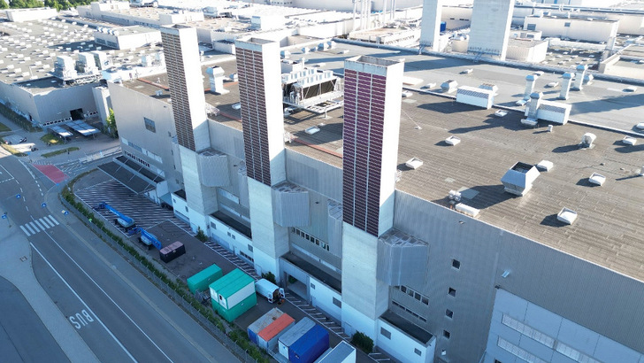 Die innovativen Solarflächen sind weithin sichtbar.