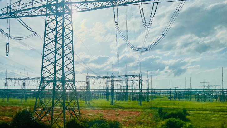 Der Stromtransport verteuert die Rechnung für die Verbraucher.