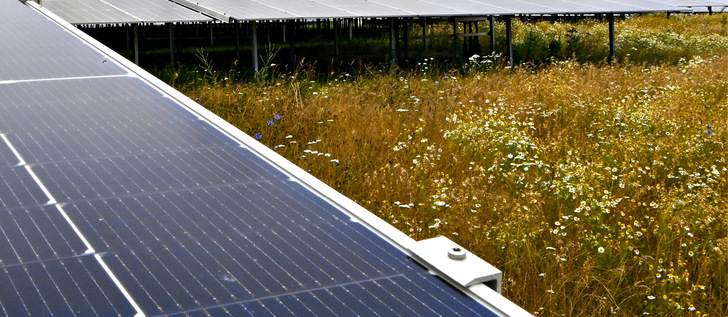 Die Rahmen werden dünner. Dadurch ragen Klemmen in manchen Fällen weit über die Innenseite hinaus. Das ist gefährlich. Denn dann wirken hohe Kräfte auf das Modulglas.