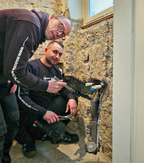 Dank Digitalisierung: Monteur Sigitas Mamontovas und sein Chef Ronny Walta (links) arbeiten effizienter denn je.