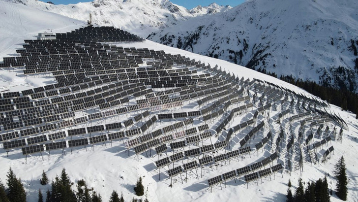 Vom Solarpark Madrisa ist erst ein Fünftel fertig. Aber die Performance ist hervorragend.