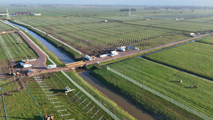 In Nordenham bei Bremerhaven haben die Bauarbeiten für den Solarpark begonnen.