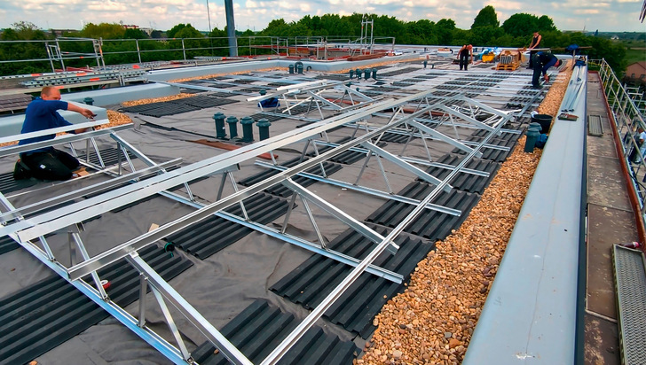 Handwerker müssen Systeme intuitiv aufbauen können. Das gilt auch für neue Segmente wie das solare Gründach.