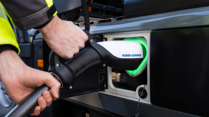 Die hohen Ladeleistungen sind noch selten. In Tests geht es auch um die Kompatibilität zwischen E-Lkw und Ladestation.