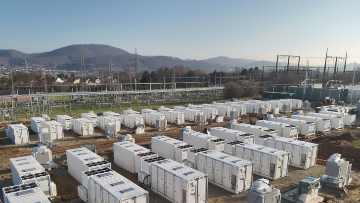 Das Speichersystem in Alfeld wird derzeit installiert.