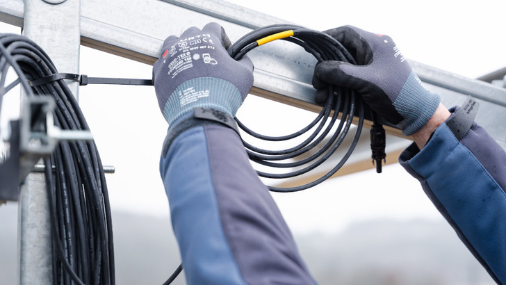 Vorgefertigte Kabelsysteme erleichtern die Montage von Solarparks.