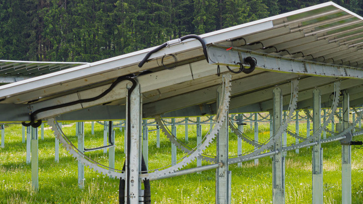 Auch IBC Solar hat es mit einer Agri-PV-Anlage auf Trackern ins Finale der Smarter E Awards geschafft.
