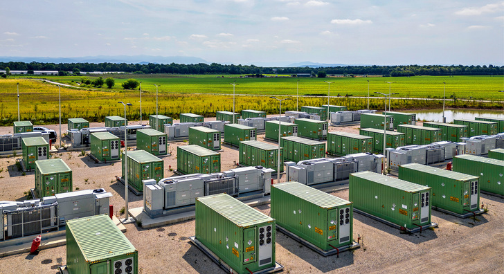 Für Großspeicher gelten in Österreich zukünftig definierte Abstände zwischen den Batterien. Dadurch soll im Brandfall ein Überschlagen verhindert werden.