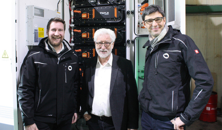 Firmenchef Gerhard Schoch (Mitte) mit den Profis von Solarwatt: Martin Grothkopp (links) und Jan Löper (rechts).