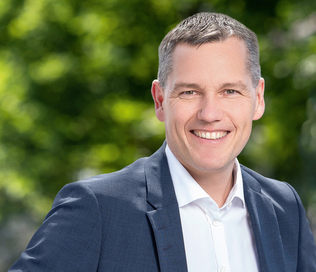 Frank Je﻿ssel ist CEO der Baywa r.e. Solar Trade Holding GmbH. Er ist seit 2011 für Baywa r.e. tätig und verantwortete zunächst den internationalen Ausbau des Solarhandels. Ab 2016 leitete er die Sparte als Global Director Solar Trade, bevor er 2023 die Rolle des CEO übernahm. Zuvor war er unter anderem für MHH Solartechnik und Celadon tätig. Frank Jessel ist diplomierter Betriebswirt der Hochschule für Wirtschaft und Umwelt Nürtingen-Geislingen und verfügt über mehr als 20 Jahre Erfahrung im internationalen Handel, davon mehrere Jahre in den USA.