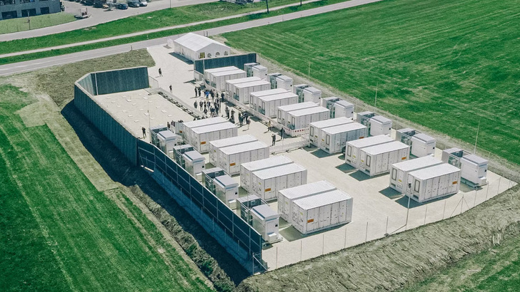 Die LEW Verteilnetz (LVN) hat im bayerischen Balzhausen den ­ersten netzneutral betriebenen Batteriespeicher an ihr Netz angeschlossen.
