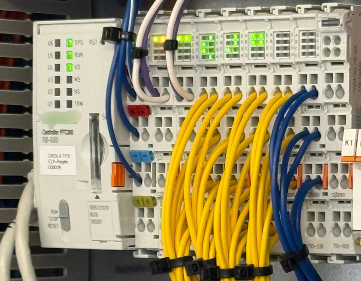 Green Core PPC beinhaltet alle relevanten Steuerungen und Überwachungstechnik für die sichere Kraftwerkskommunikation.