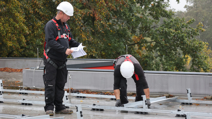 Große Solardächer für Gewerbekunden treiben den Zubau voran.
