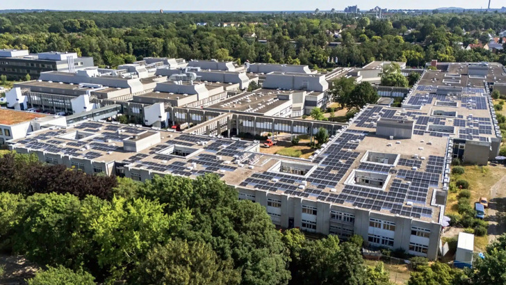 Rund 750 Kilowatt leisten die Module auf den Dächern des Humboldt-Klinikums in Berlin-Reinickendorf.