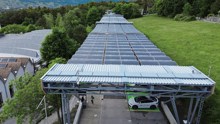 Das Solardach wird bei Unwettern eingeklappt.